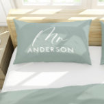 Housse D'oreillers Typographie moderne élégant script m cadeau coussi<br><div class="desc">La typographie moderne script élégant M. et Mme cadeau personnalisé. Un cadeau idéal pour mari et femme,  couple marié. Design vert sage. Disponible en différentes couleurs.</div>