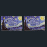 Housse D'oreillers Vincent Van Gogh Starry Nuit Vintage Art<br><div class="desc">Vincent van Gogh Starry Night Art Peinture Starry Night est un tableau de l'artiste post-impressionniste néerlandais Vincent van Gogh. Le ciel bleu de la nuit est rempli de nuages tourbillonnants, d'étoiles et d'une lune brillante croissant. La Nuit étoilée est la seule nocturne de la série de vues depuis la fenêtre...</div>