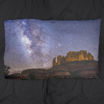 Housse D'oreillers Voie Lactée Galaxie sur le Rocher de la Cathédrale<br><div class="desc">Cette belle image de l'espace aérien de nuit a été capturée dans le ciel sombre de Sedona, en Arizona en 2017. La photo montre la galaxie de la Voie Lactée sur Cathedral Rock, à Sedona, Arizona, États-Unis. Le texte descriptif au verso peut être modifié ou supprimé, selon votre préférence. Ce...</div>