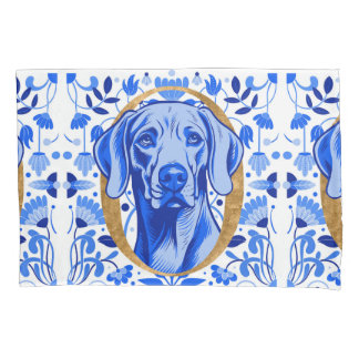 Housse D'oreillers Weimaraner regardant à travers la lettre «O» en or