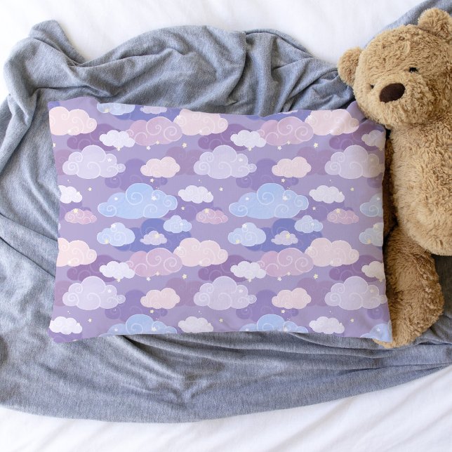 Housse D'oreillers Whimsical Pastel Clouds et étoiles Motif (Whimsical Purple Sky & Clouds Pattern Pillowcase)