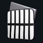 Housse Pour Ordinateur Portable 5 lignes noires biscuites<br><div class="desc">Inspiré d'un symbole de carte pour les voies ferrées, ce motif géométrique audacieux comporte cinq lignes verticales noires divisées en deux par une ligne horizontale noire au centre. Le motif noir sur blanc a un look élégant. Le blanc est en fait transparent, donc vous pouvez le changer si vous voulez....</div>