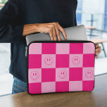 Housse Pour Ordinateur Portable À damiers rose chaud branché et joyeux visage sour<br><div class="desc">Protégez votre ordinateur portable avec ce à damiers rose chaud et joyeux manche visage sourire! Un cadeau parfait pour tous ceux qui pourraient utiliser un peu plus de joie,  de calme et de sourires heureux dans leur vie. Ajoutez de la positivité à votre espace de travail de bureau.</div>