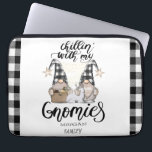 Housse Pour Ordinateur Portable Adorable mignonne Gnomes Black Buffalo Plaid<br><div class="desc">Adorable gnomes mignons sur bison noir plaid arrière - plan.</div>