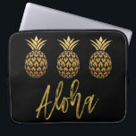 Housse Pour Ordinateur Portable Aloha Ananas Tropical Black and Gold Foil<br><div class="desc">Aloha Faux Gold Typographie et Tropical Pineapple Coque est un plaisir dans le style soleil.</div>