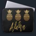 Housse Pour Ordinateur Portable Aloha Ananas Tropical Black and Gold Foil<br><div class="desc">Aloha Faux Gold Typographie et Tropical Pineapple Coque est un plaisir dans le style soleil.</div>