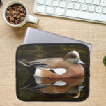 Housse Pour Ordinateur Portable American Wigeon Duck on Pond<br><div class="desc">Pour les amateurs de nature et de faune ! Manche portable protectrice,  zippée,  qui présente l'image d'un canard de Wigeon américain mâle,  également connu sous le nom de Baldpate,  avec sa réflexion sur un étang. Sélectionnez la taille de la manche de votre ordinateur portable.</div>