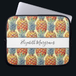 Housse Pour Ordinateur Portable Ananas tropique Monogramme<br><div class="desc">Joli monogramme de type script avec un motif d'ananas tropical dans joyeux crème jaune,  or et vert. Whimsical et élégant.</div>