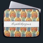 Housse Pour Ordinateur Portable Ananas tropique Monogramme<br><div class="desc">Joli monogramme de type script avec un motif d'ananas tropical dans joyeux crème jaune,  or et vert. Whimsical et élégant.</div>