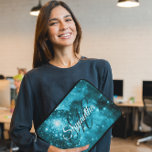 Housse Pour Ordinateur Portable Aqua céleste Turquoise étoile Étincelle Fancy Mono<br><div class="desc">Créez votre propre pochette photo portable aqua turquoise brillant brillant. Un monogramme de calligraphie turquoise foncé fantaisiste associé à un script blanc moderne pour son prénom. Customisez la couleur, le style ou la taille de la police. Ce cadeau girly a été créé avec une image de nébuleuse spatiale de NGC...</div>