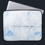 Housse Pour Ordinateur Portable Aquarelle Bleue Élégante<br><div class="desc">Manche élégante pour ordinateur portable avec votre nom sur un arrière - plan bleu aquarelle peint à la main.</div>