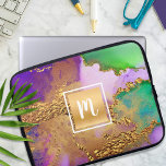 Housse Pour Ordinateur Portable Aquarelle de marbre or violet aqua vert monogramme<br><div class="desc">Un carré brillant et faux or avec une typographie de script monogramme initial recouvre un arrière - plan riche, veiné or, violet, vert, aqua, et rose aquarelle sur cet élégant, tendance, girly, monogramed poche ordinateur portable en néoprène. Fait une déclaration amusante et élégante chaque fois que vous l'utilisez. Cette pochette...</div>