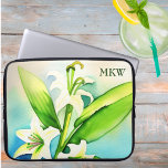 Housse Pour Ordinateur Portable Aquarelle Lily blanche avec Monogramme<br><div class="desc">Faites l'expérience d'un mélange parfait de beauté artistique et de praticité avec notre pochette d'ordinateur portable nénuphorique personnalisée. Améliorez le style de votre ordinateur portable et protégez-le avec élégance.</div>