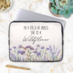 Housse Pour Ordinateur Portable Aquarelle violet Fleur sauvage Jardin Nature Citat<br><div class="desc">Élevez votre ordinateur portable avec notre pochette d'ordinateur portable Watercolor Purple Fleur sauvage Garden Nature Quote. Propose une citation "dans un domaine de rose,  elle est fleur sauvage",  adaptée aux amateurs de boho chic et floral.</div>