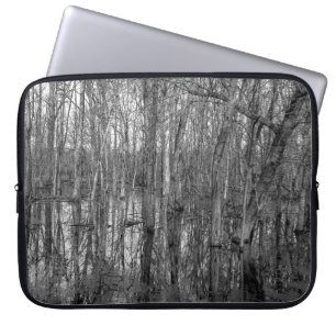 Housse Pour Ordinateur Portable Arbres dans une forêt en noir et blanc. beauté dan