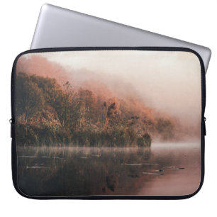 HOUSSE POUR ORDINATEUR PORTABLE ARBRES EN FEUX VERTS ET CORPS D'EAU