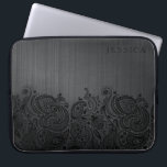 Housse Pour Ordinateur Portable Arrière - plan en métal noir et dentelle en margue<br><div class="desc">Impression en aluminium brossé noir et dentelle en cachemire noir. monogramme personnalisé et optionnel.</div>