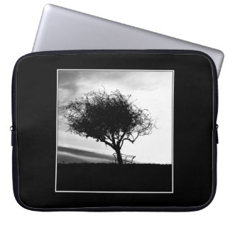 Housse Pour Ordinateur Portable Aubépine de Glastonbury. Arbre. Noir et blanc.