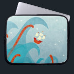 Housse Pour Ordinateur Portable Aventure nautique<br><div class="desc">Un voilier solitaire ou un bateau rempli de marins intrépides surplombe une énorme vague alors qu'un monstre sous tentes s'avance hors de l'océan bleu profond. Pour votre voyageur préféré,  voyageur ou capitaine hors-service. Art original de Nic Squirrell.</div>