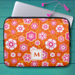 Housse Pour Ordinateur Portable Bandana florale Imprimer Monogramme<br><div class="desc">Ce motif de puissance florale audacieusement coloré est livré sur une manche d'ordinateur portable en néoprène et est prêt pour votre monogramme. Répéter l'impression de fleur folk style années 60 est créé dans une palette brillante de rose chaud, blanc et rouge orange, avec votre monogramme fortement accentué, prêt pour vous...</div>
