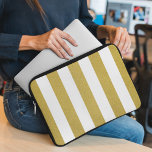 Housse Pour Ordinateur Portable Bandes d'or, Blancs, Motif rayé<br><div class="desc">Elégante,  élégante et sophistiquée rayures dorées et blanches. Un cadeau moderne et tendance,  parfait pour les amoureux des rayures dans votre vie.</div>