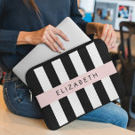 Housse Pour Ordinateur Portable Bandes noires et blanches, Gravées, Lignes, Votre<br><div class="desc">Elégante,  élégante et raffinée,  rayures noir et blanc. Un cadeau moderne et tendance,  parfait pour les amoureux des rayures dans votre vie. Personnalisez en ajoutant votre nom,  votre pseudonyme,  votre monogramme ou vos initiales.</div>