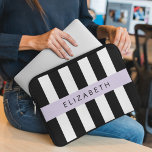 Housse Pour Ordinateur Portable Bandes noires et blanches, Gravées, Lignes, Votre<br><div class="desc">Elégante,  élégante et raffinée,  rayures noir et blanc. Un cadeau moderne et tendance,  parfait pour les amoureux des rayures dans votre vie. Personnalisez en ajoutant votre nom,  votre pseudonyme,  votre monogramme ou vos initiales.</div>