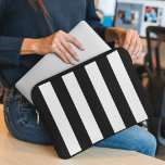 Housse Pour Ordinateur Portable Bandes noires et blanches, Motif rayé, Lignes<br><div class="desc">Elégante,  élégante et raffinée,  rayures noir et blanc. Un cadeau moderne et tendance,  parfait pour les amoureux des rayures dans votre vie.</div>