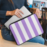 Housse Pour Ordinateur Portable Bandes pourpres, Blancs, Motif rayé<br><div class="desc">Elégante,  élégante et raffinée rayures violettes et blanches. Un cadeau moderne et tendance,  parfait pour les amoureux des rayures dans votre vie.</div>