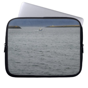 Housse Pour Ordinateur Portable Bateau de pêche quittant le port, Reykjavik,