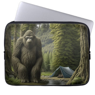 Housse Pour Ordinateur Portable Bigfoot énorme assis à côté d'une tente dans les b