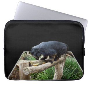 Housse Pour Ordinateur Portable Binturong Se Trouvant Sur Un Rail En Bois,