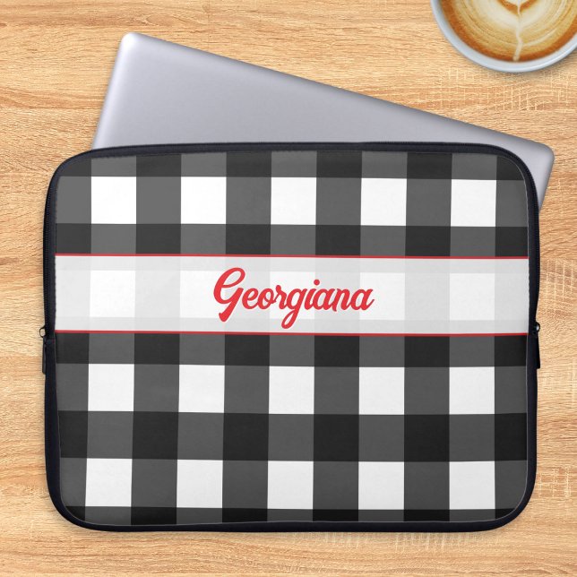 Housse Pour Ordinateur Portable Black and White Buffalo Plaid Personalized (A black and white buffalo check laptop cover, with personalized name in red script typography)