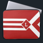 Housse Pour Ordinateur Portable Blancs et Chevrons sur Rouge avec Monogramme<br><div class="desc">Un élégant motif géométrique présente des rayures blanches sur un arrière - plan rouge. Trois chevrons blancs et rouges alternent se terminent par un diamant rouge surligné de blanc. On dirait une médaille stylisée suspendue à un ruban. Le diamant contient un monogramme personnalisable. Trois bandes blanches s'étendent du côté opposé...</div>