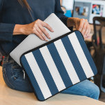 Housse Pour Ordinateur Portable Bleu de marine, Blancs, Motif rayé<br><div class="desc">Elégante,  élégante et sophistiquée rayures bleu marine et blanc. Un cadeau moderne et tendance,  parfait pour les amoureux des rayures dans votre vie.</div>
