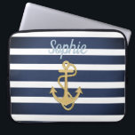 Housse Pour Ordinateur Portable Bleu et Ancre or Nautique<br><div class="desc">Blue Stripes & Gold Ancre conception nautique. Customisez à votre goût ; c'est un modèle. :)</div>