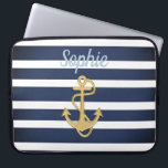 Housse Pour Ordinateur Portable Bleu et Ancre or Nautique<br><div class="desc">Blue Stripes & Gold Ancre conception nautique. Customisez à votre goût ; c'est un modèle. :)</div>