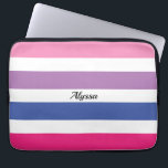 Housse Pour Ordinateur Portable Bleu rose pourpre personnalisé<br><div class="desc">Cette pochette d'ordinateur portable moderne et design est décorée de rayures audacieuses de rose,  violet,  bleu et blanc avec une typographie noire.
Customisez-le en changeant le nom ou en le transformant en monogramme.</div>