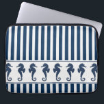 Housse Pour Ordinateur Portable Bleus de la Marine et Chevaux de mer<br><div class="desc">Ce design balnéaire comprend une bande blanche de chevaux de mer bleu marine de l'autre côté d'un motif à rayures gris pâle et bleu marine.</div>