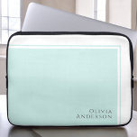 Housse Pour Ordinateur Portable Bloc de couleur Aqua minimaliste simple et élégant<br><div class="desc">Un design simple et minimaliste qui dégage une sensation d'élégance et de style classique avec son élément moderne de design en bloc de couleur dans l'aquamarine claire. Le modèle de texte de cette conception inclut votre nom dans le coin inférieur droit de la conception. La polyvalence de ce design minimaliste...</div>