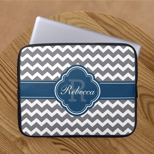 Housse Pour Ordinateur Portable Blue Quatrefoil Monogram Grey Chevron Motif (Créateur téléchargé)