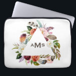 Housse Pour Ordinateur Portable Boho Aquarelle Flores Triangle Cadre Monogramme<br><div class="desc">Boho Watercolor Florals Triangle Frame Monogram Portable Sleeve. Manches personnalisables pour ordinateur portable avec illustration aquarelle de roses roses,  blancs,  orange et bordeaux et tulipes avec feuillage et accent plumes. Personnalisez en ajoutant votre propre monogramme. Cette pochette d'ordinateur portable bohème sera parfait comme cadeau.</div>
