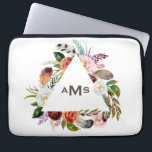 Housse Pour Ordinateur Portable Boho Aquarelle Flores Triangle Cadre Monogramme<br><div class="desc">Boho Watercolor Florals Triangle Frame Monogram Portable Sleeve. Manches personnalisables pour ordinateur portable avec illustration aquarelle de roses roses,  blancs,  orange et bordeaux et tulipes avec feuillage et accent plumes. Personnalisez en ajoutant votre propre monogramme. Cette pochette d'ordinateur portable bohème sera parfait comme cadeau.</div>