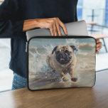 Housse Pour Ordinateur Portable Bon Carlin à la plage<br><div class="desc">Gardez votre appareil à l'abri avec élégance grâce à cette pochette d'ordinateur portable vibrante avec un carlin gai profitant d'une journée ensoleillée sur la plage. Le design ludique présente un littoral sablonneux et des vagues de l'océan, mis en valeur avec des couleurs riches et un caractère amusant. Idéal pour les...</div>