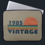 Housse Pour Ordinateur Portable born in 1985 vintage birthday<br><div class="desc">You can add some originality to your wardrobe with this original 1985 vintage sunset retro-looking birthday design with awesome colors and typography font lettering, is a great gift idea for men, women, husband, wife girlfriend, and a boyfriend who will love this one-of-a-kind artwork. The best amazing and funny holiday present...</div>