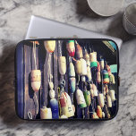 Housse Pour Ordinateur Portable Bouées de pêche sur le manche de l'ordinateur port<br><div class="desc">Char de pêche coloré et filets pendent de ce bâtiment rustique créant une sorte d'art propre. Chaque flotteur est unique et a un ou deux histoires de pêche à raconter,  et la scène rappelle les jours d'été avec des fruits de mer et de l'air salé abondants.</div>