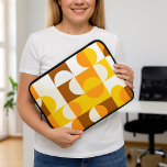 Housse Pour Ordinateur Portable Brown blanc orange jaune demi-cercles Motif<br><div class="desc">Ce design de pochette d'ordinateur portable moderne présente un motif contemporain captivant de cercles géométriques et de carrés en jaune foncé, orange clair, blanc et marron. Il dégage une atmosphère ornée, élégante et élégante, ce qui en fait l'endroit idéal pour la fashionista artistique sophistiquée, la diva branchée de mode, le...</div>