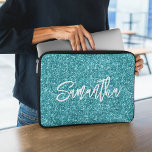 Housse Pour Ordinateur Portable Brush Parties scintillant Turquoise foncé Nom du s<br><div class="desc">Créez votre propre parties scintillant de luxe turquoise avec nom ou monogramme. Customisez le style et la taille de calligraphie de police de script de brosse. Il existe d'autres styles de police dans le système. Déplacez,  dupliquez ou supprimez le faux graphique scintillant.</div>
