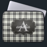 Housse Pour Ordinateur Portable Buffalo Plaid Chic Monogramme Nom Ivoire Noir<br><div class="desc">Protégez votre ordinateur portable avec style avec ce chic monogramme de chic chic chic piloté noir et ivoire. La pochette de l'ordinateur portable contient votre nom et votre initiale dans un étiquette de style tableau à bascule. Ça fait un grand cadeau ! Aussi disponible en rouge et noir - partie...</div>