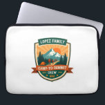 Housse Pour Ordinateur Portable Camp Lopez Family de Crew à Summit Vintage Ca de r<br><div class="desc">Conception de badge de camping et de randonnée vintage Crew de Lopez Family Camp à Summit 2</div>